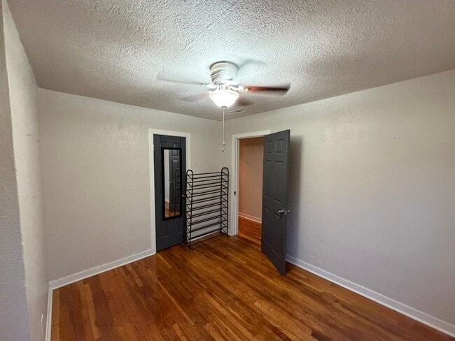 Building Photo - 3 Bed 1 Bath Home