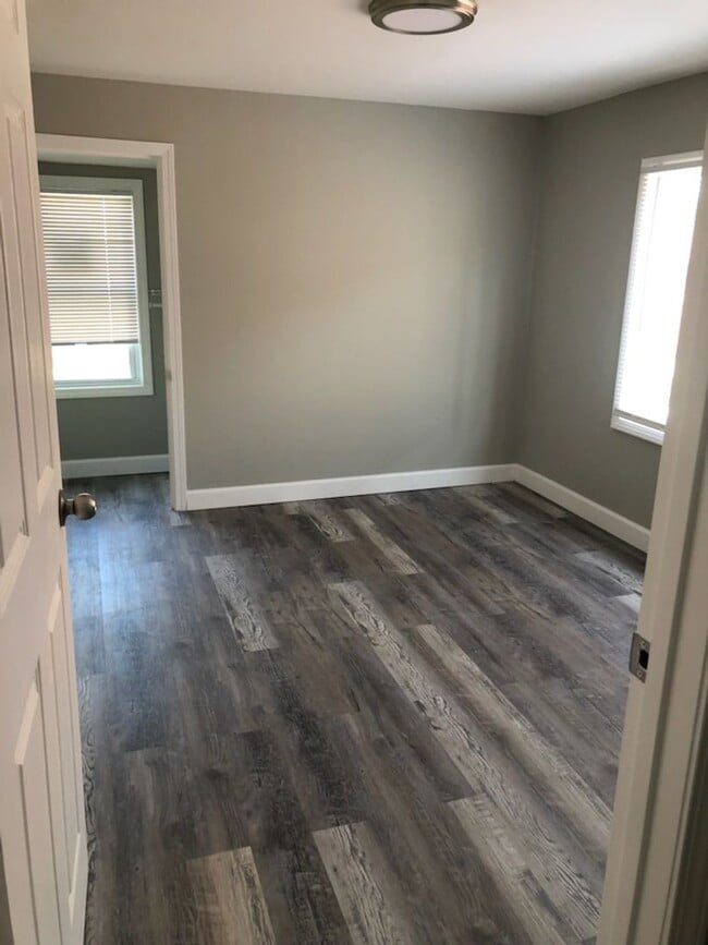 Building Photo - 4 Bedroom Beauty
