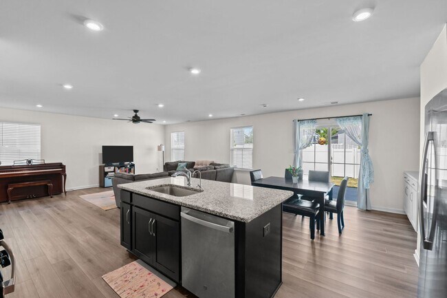 Building Photo - Beautiful 4-Bedroom Home with Fenced Backyard & Open Floor Plan!