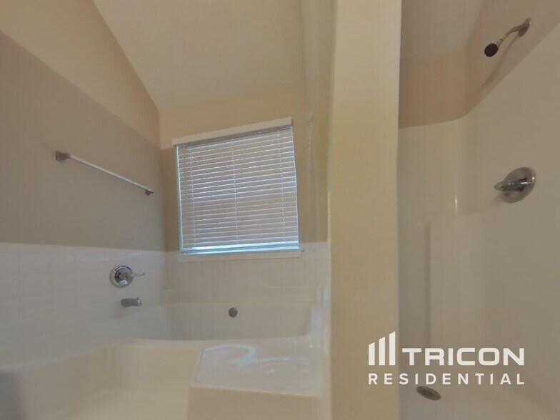 Building Photo - 2640 Thunder Basin Way