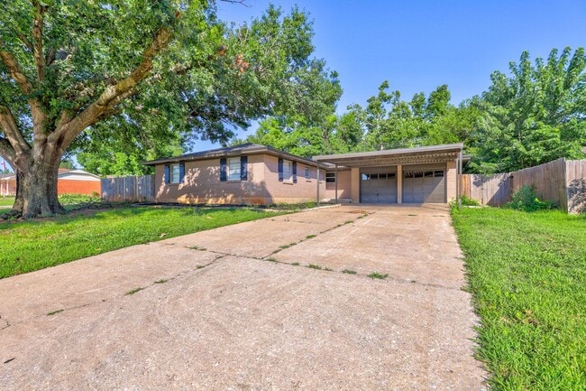 Building Photo - Spacious Elegance: Open Floor Plan, Dual V...
