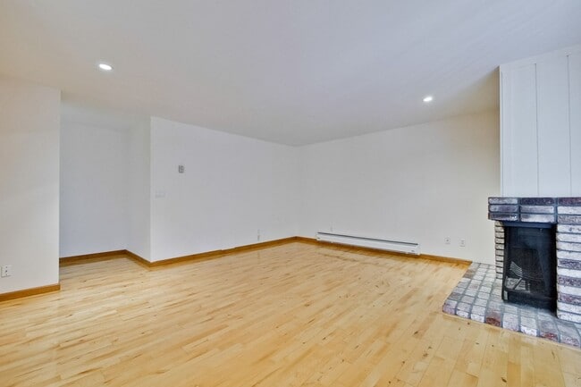 Building Photo - Very Spacious 2BR 2BA Condo in the Heart o...