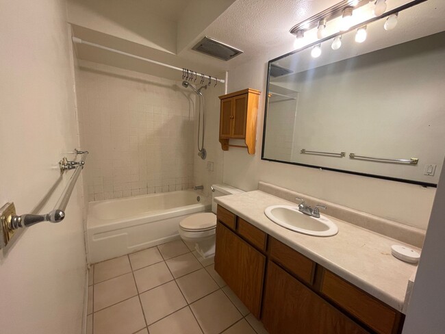 Building Photo - 2 Bedroom 1.5 Bathroom at Keoni Ana Waikik...