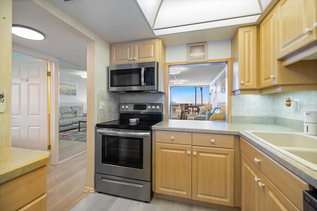 Building Photo - 1400 Tarpon Center Dr