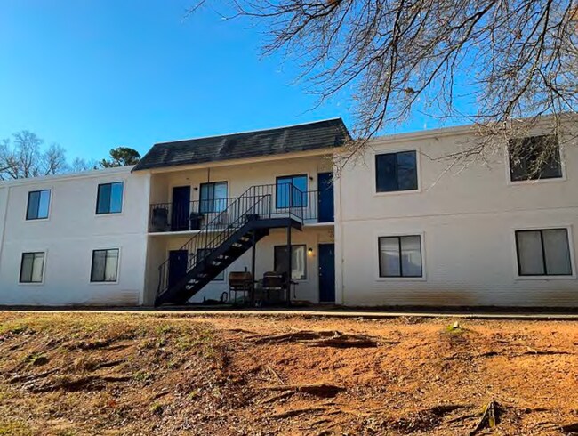 Building Photo - Spacious, affordable two bedroom townhouse just minutes from shopping and dining in Gastonia!