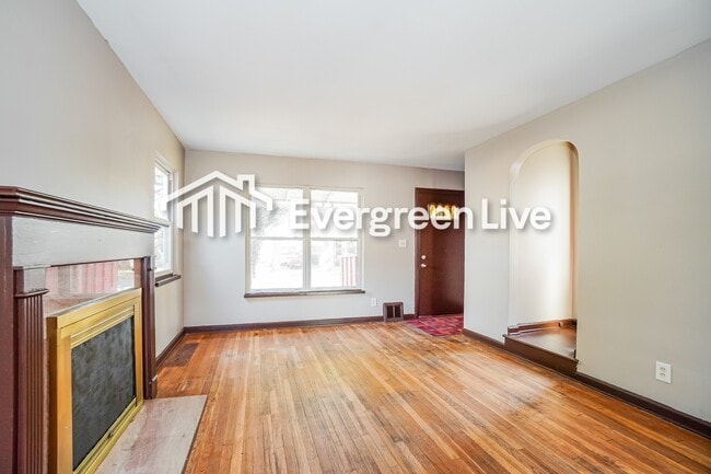 Building Photo - 567 S Weyant Ave