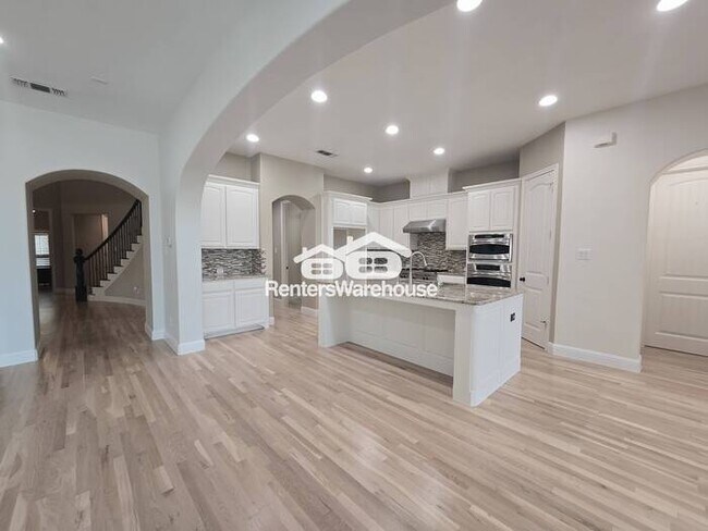Building Photo - FOR RENT - MOVE IN READY in the highly sou...