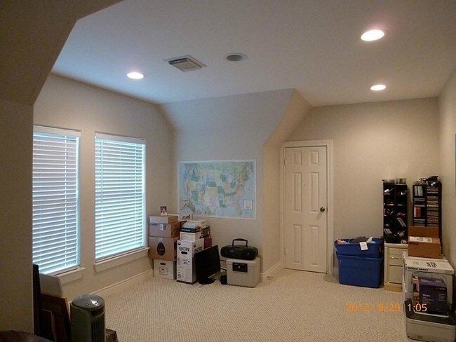 Building Photo - 5626 Dolores St