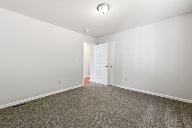 Building Photo - 104 Brijidan Ln