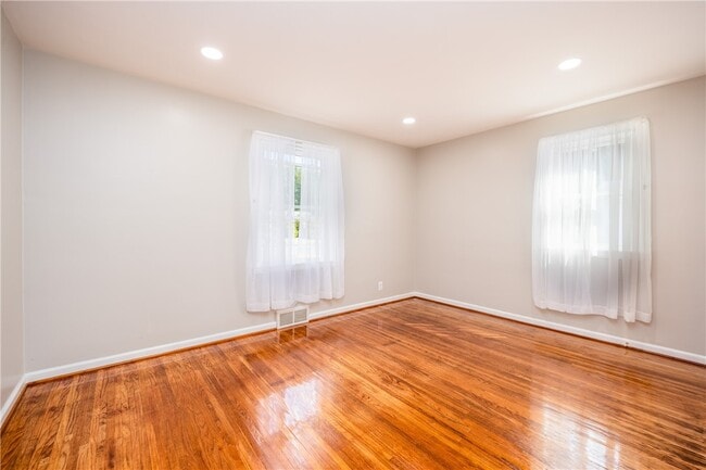 Building Photo - 503 Pineview Dr