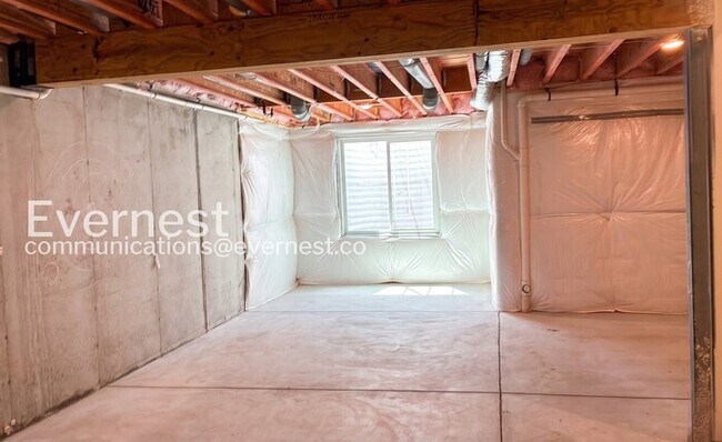 Building Photo - 3 Bed/2.5 Bath Town Home with Garage / Available Now!