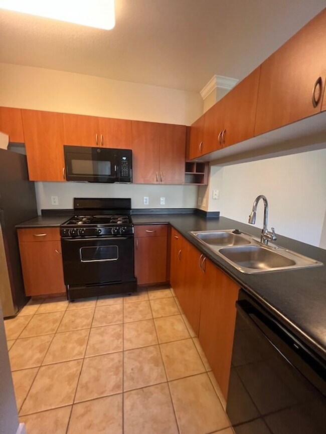 Building Photo - LOVELY TOP LEVEL CONDO IN GERMANTOWN