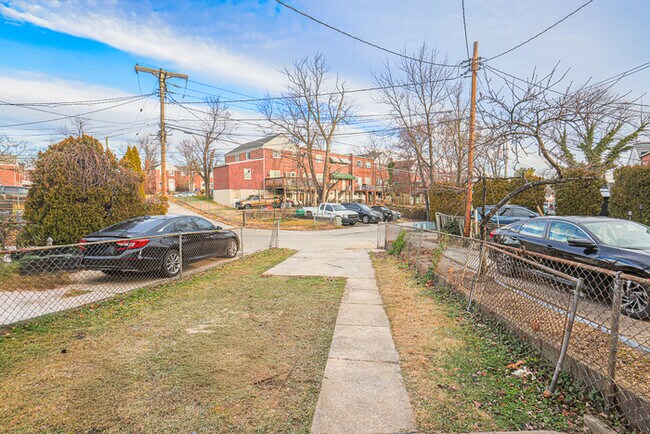 Building Photo - 3 Bedroom home Parkville with Parking