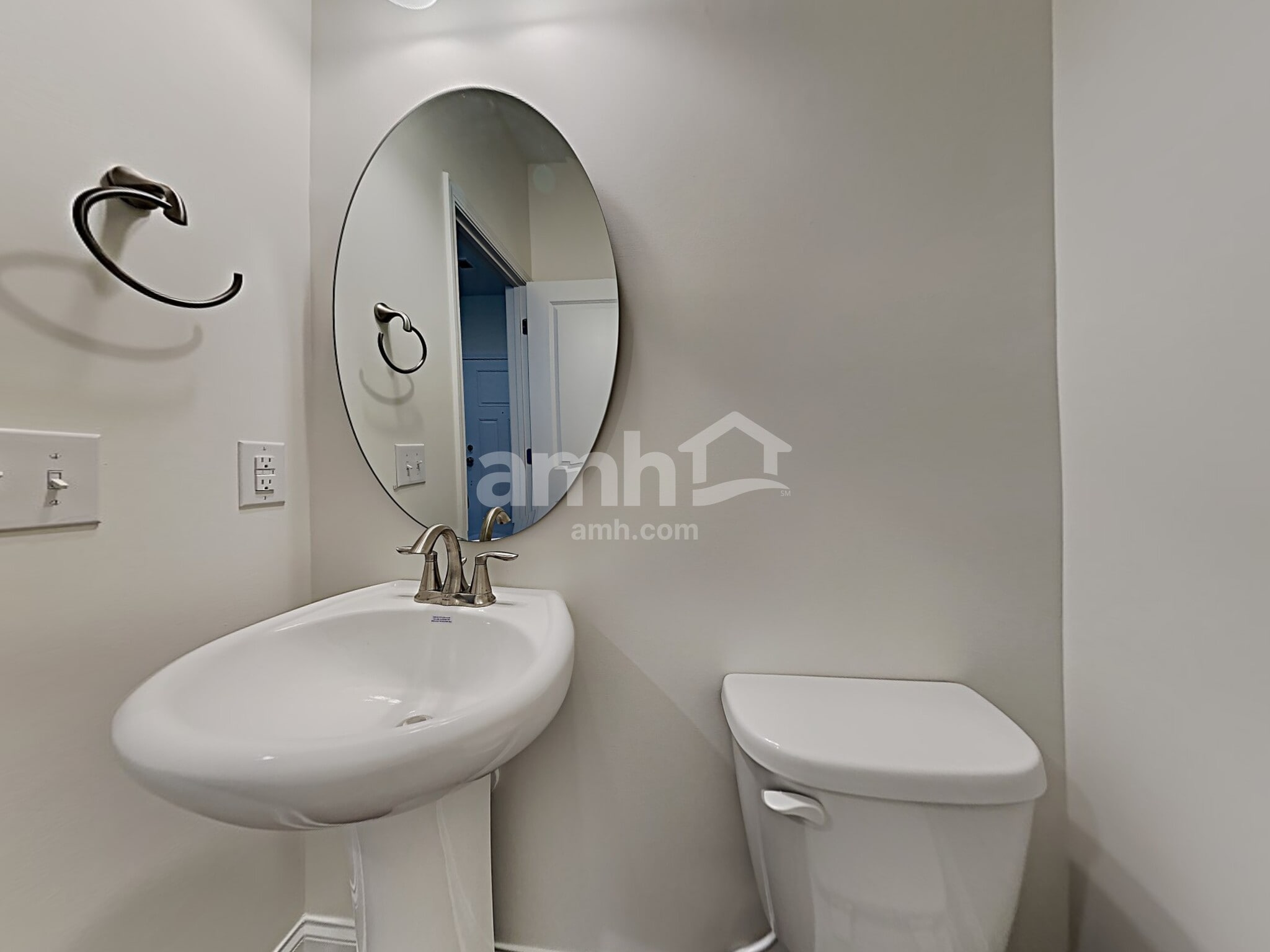 Building Photo - 126 Thatchet Dr