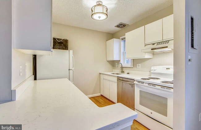 Building Photo - 1624 W Abingdon Dr