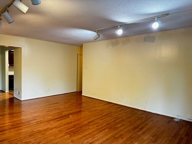 Building Photo - 2 Wynwood Dr