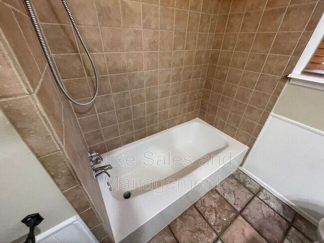 Building Photo - 1116 Harrington Dr