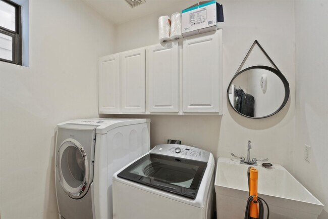 Building Photo - 1610 Hadley St