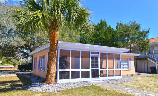 Primary Photo - 524 Hillside Dr S