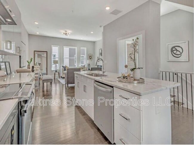 Building Photo - 456 Parkway Dr NE