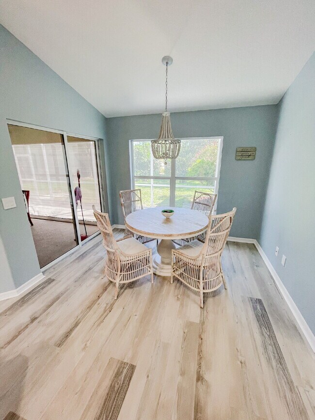 Building Photo - Close to beaches and downtown!