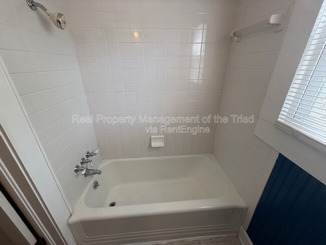 Building Photo - 801 Knollwood St