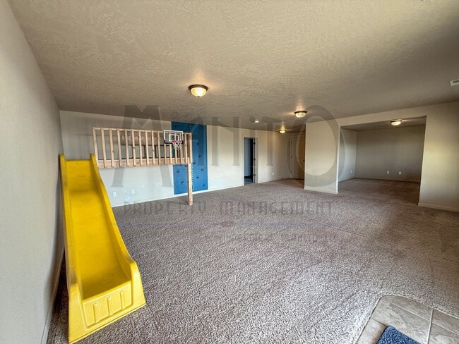 Building Photo - Spacious Home With Stunning Sunset Views