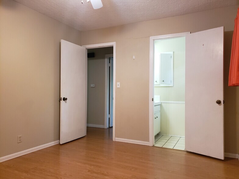 Building Photo - 1325 E Brooks St