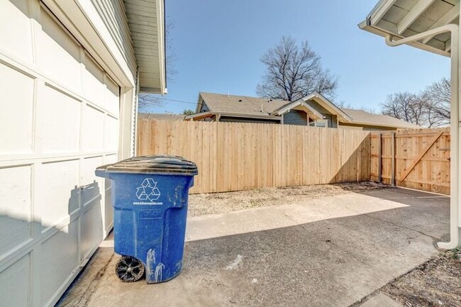 Building Photo - Classic Charm With All New Amenities 3/2 House!