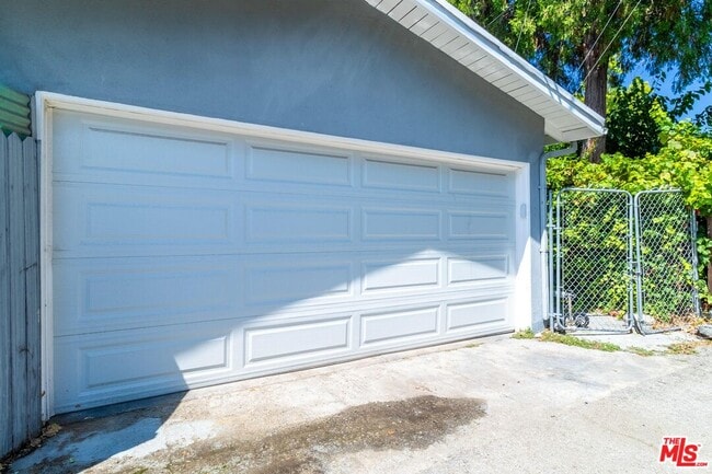 Building Photo - 5652 Fallbrook Ave