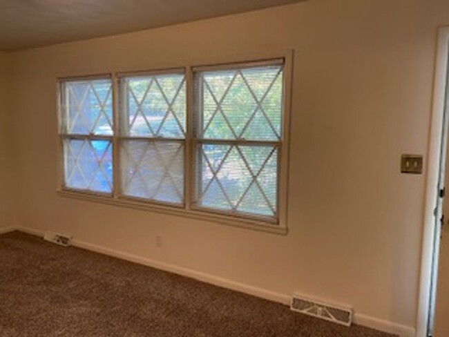 Building Photo - 3 Bed, 1 1/2 Bath, 1 Car Garage, Fenced Yard!