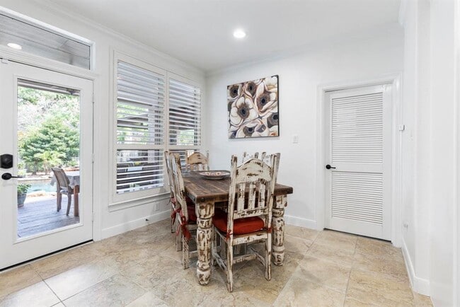 Building Photo - 99 W Hullwood Cir