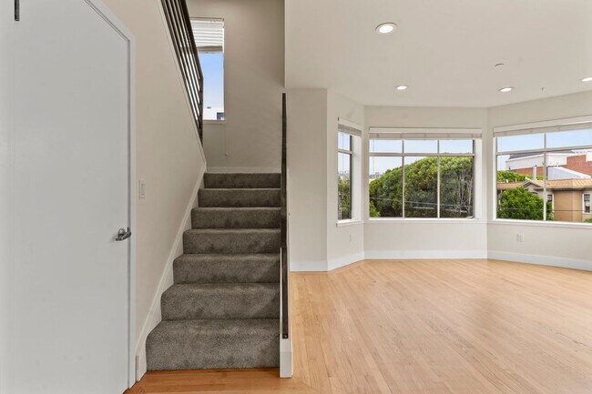 Building Photo - Lovely 2 Bed, 1.5 Bi-Level Hayes Valley Co...