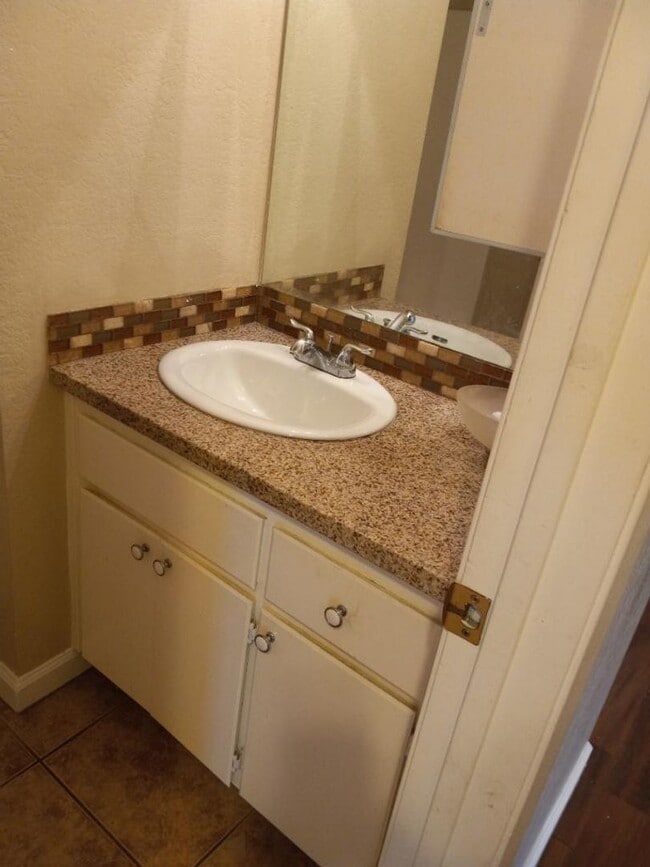 Building Photo - Move in Special ** $500 off 1st month's rent