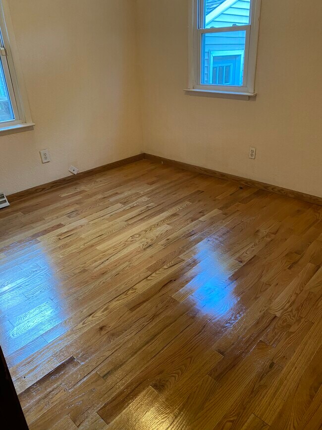 BED ROOM - 420 Shoreland Rd