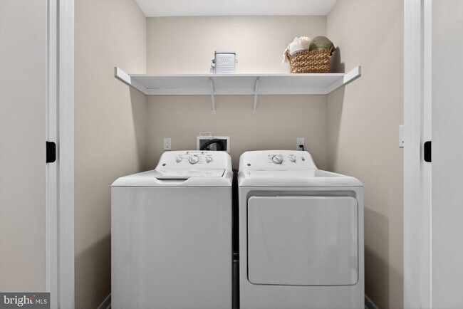 Building Photo - 44 Basswood St