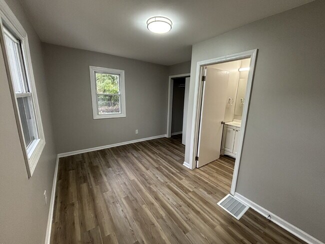 Building Photo - Charming 4-bed home in Gary!