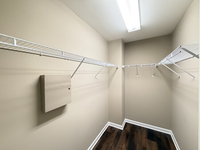 Building Photo - 3329 Fernview Dr