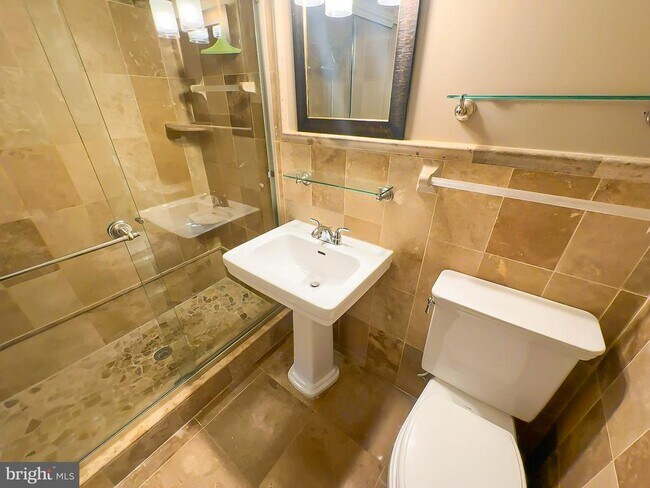 Building Photo - 6 Monroe St