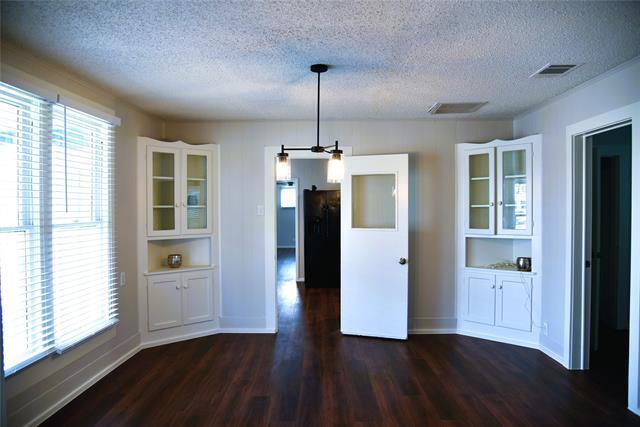 Building Photo - 900 W Chestnut St