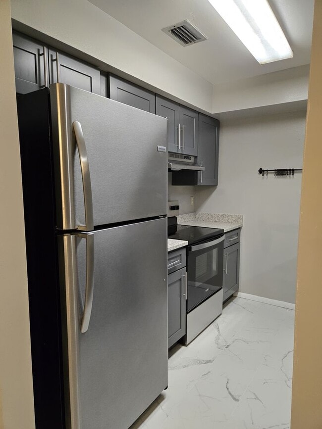 Building Photo - 2 bedroom + loft, 2 bathroom townhome near UCF