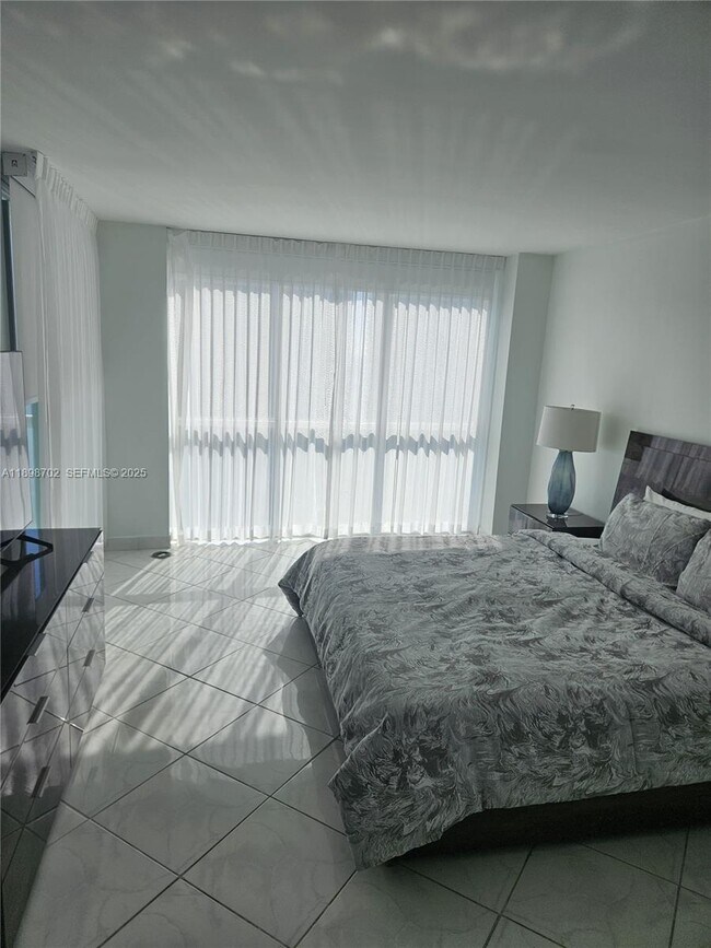 Building Photo - 16400 Collins Ave