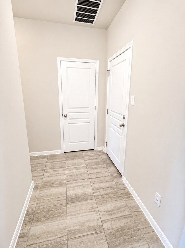 Building Photo - 703 Dunford Dr