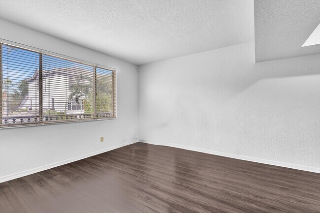 Building Photo - 725 SW 148th Ave