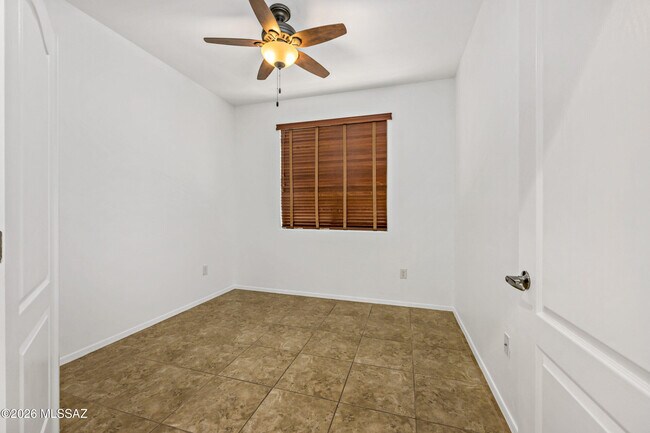 Building Photo - 4261 N Golden Ridge Ln