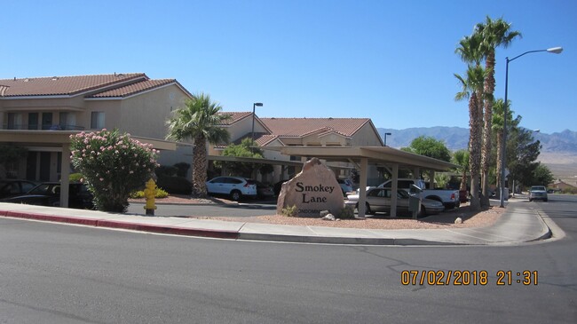 Building Photo - ** Smokey Lane 1 Bedroom 1 Bath Lower Leve...