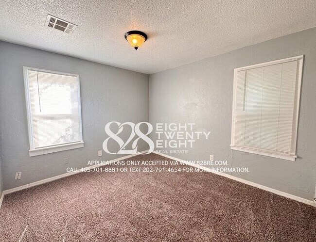 Building Photo - 1/2 OFF 1ST MONTH'S RENT! 3 Bed/1 Bath Single Family Home Available Now! Within 5 miles of TAFB!