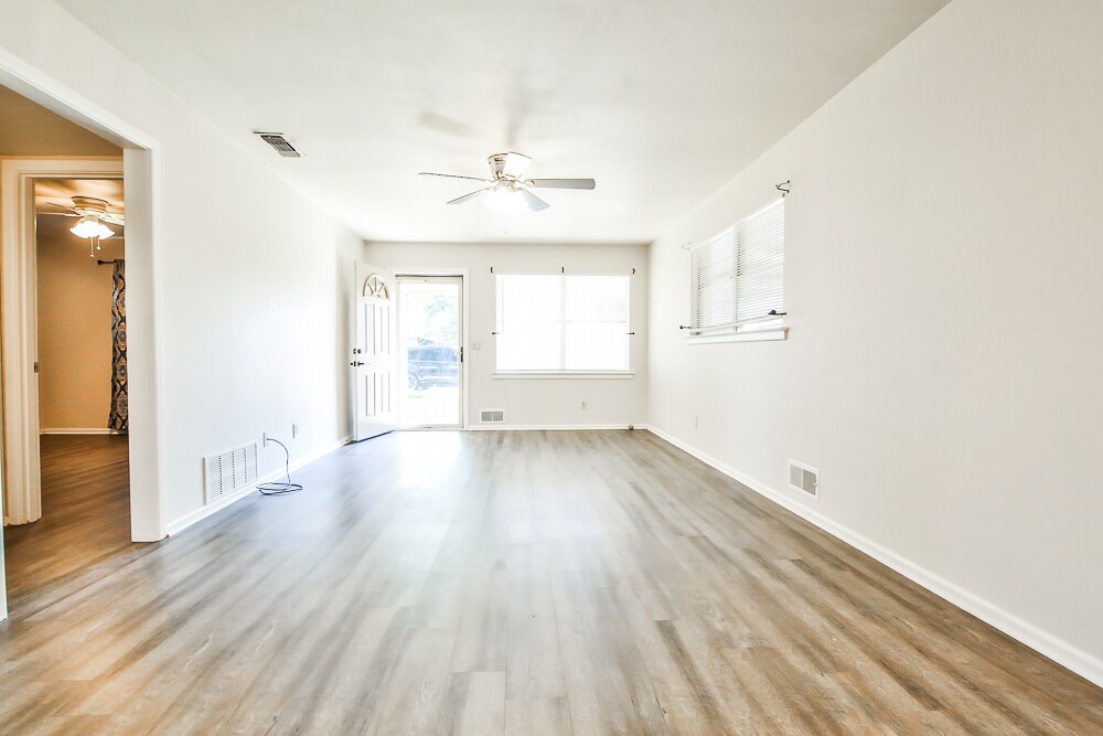 Building Photo - 711 6th Plz