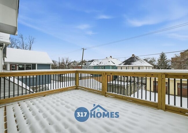 Building Photo - Modern Two Bedroom with Balcony in Holy Cross