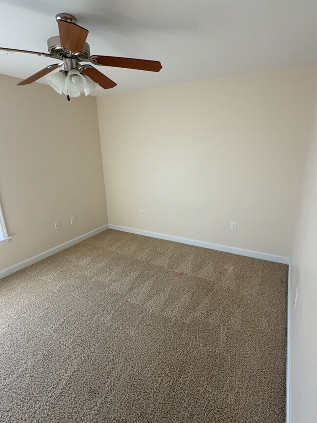 Building Photo - Adorable 2 Bedroom, 2 Bath Townhome-643 Fo...